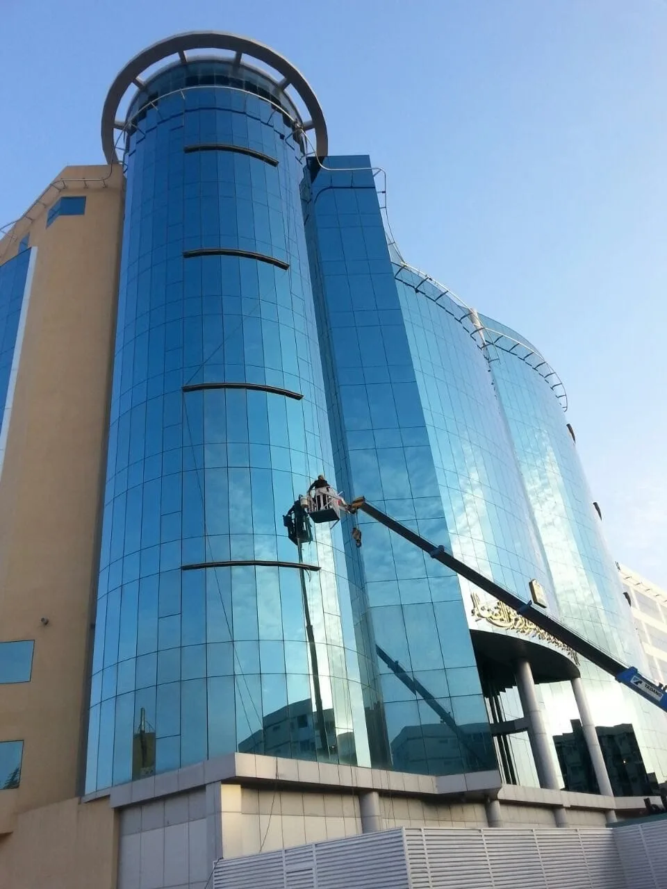 نظام الحبال لتنظيف الواجهات الشاهقة: كيف يعمل ولماذا هو الخيار الأذكى؟