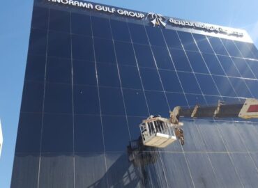 تنظيف واجهات زجاج بجده